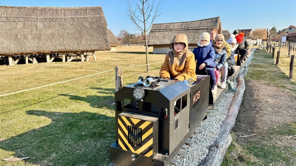 dinnyési Várparkban kisvasút