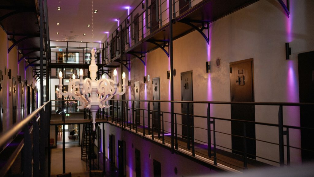 extrém szálláshely, Het Arresthuis Facebook-oldala