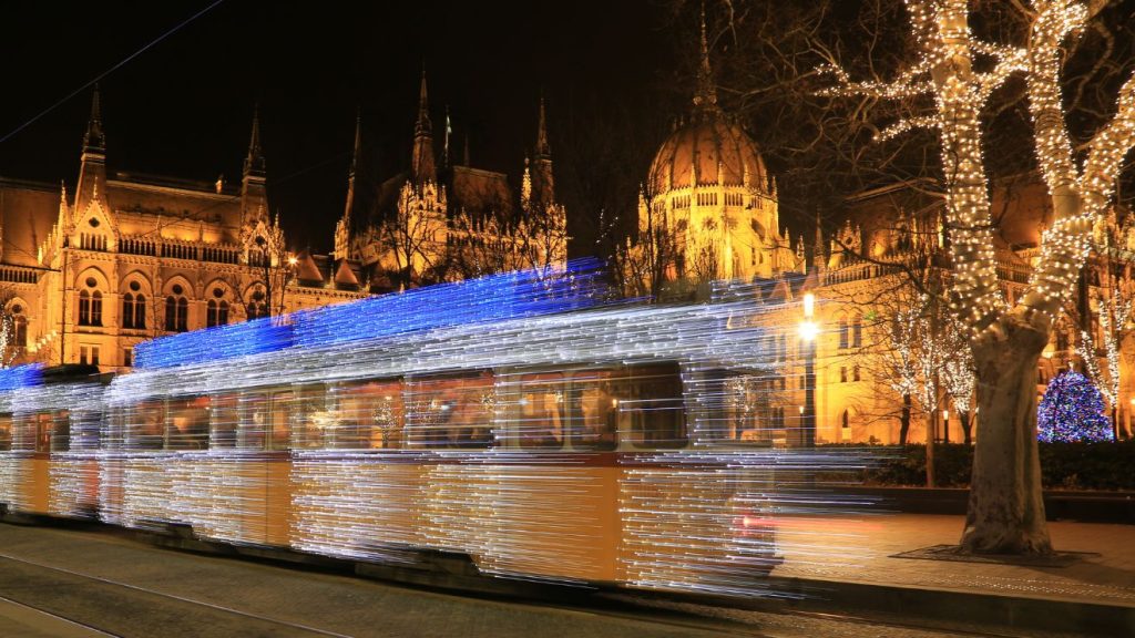 fényvillamos, parlament, karácsony, budapest, menetrend