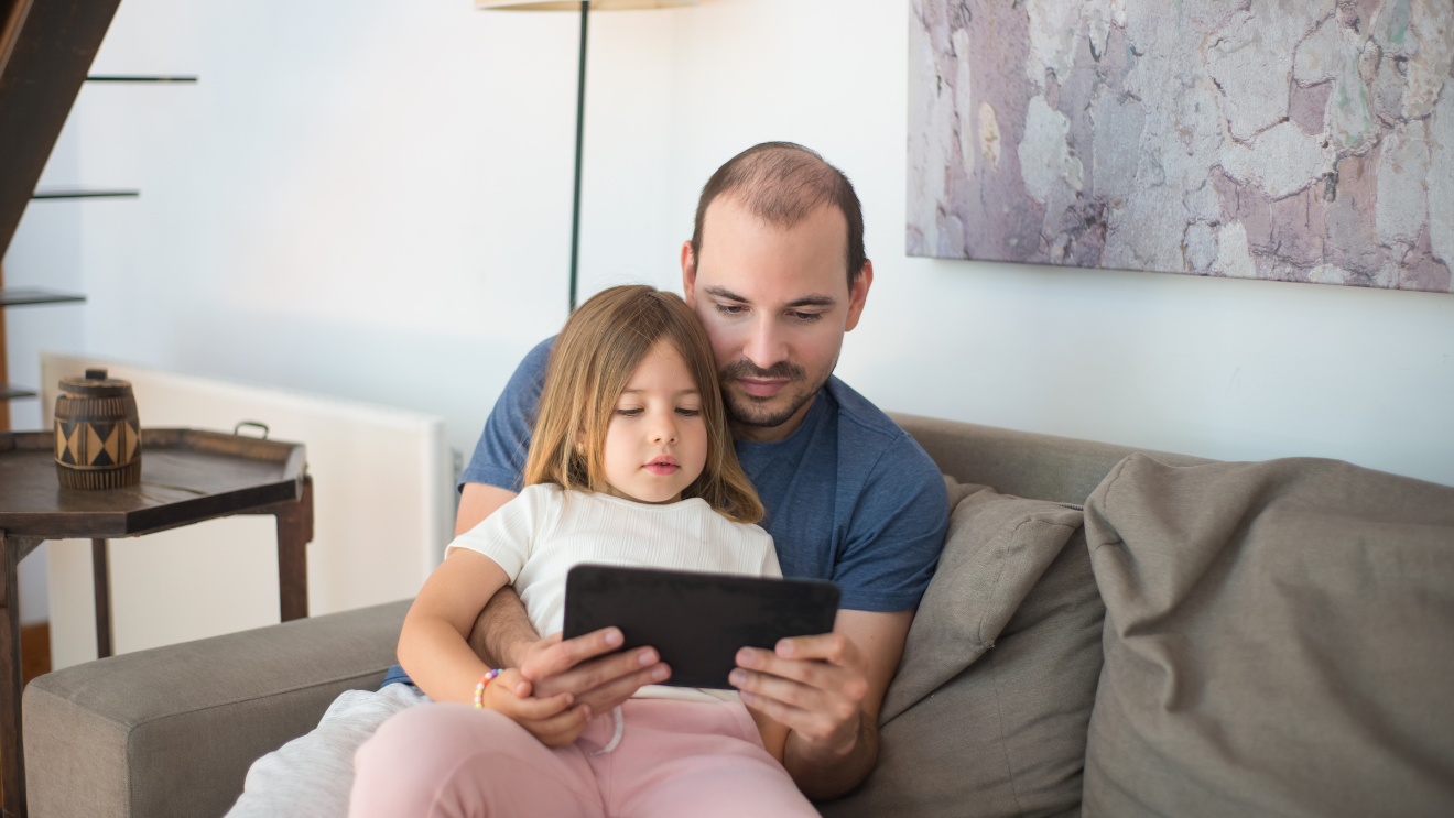 apa és lánya, tablet, minőségi képernyőidő