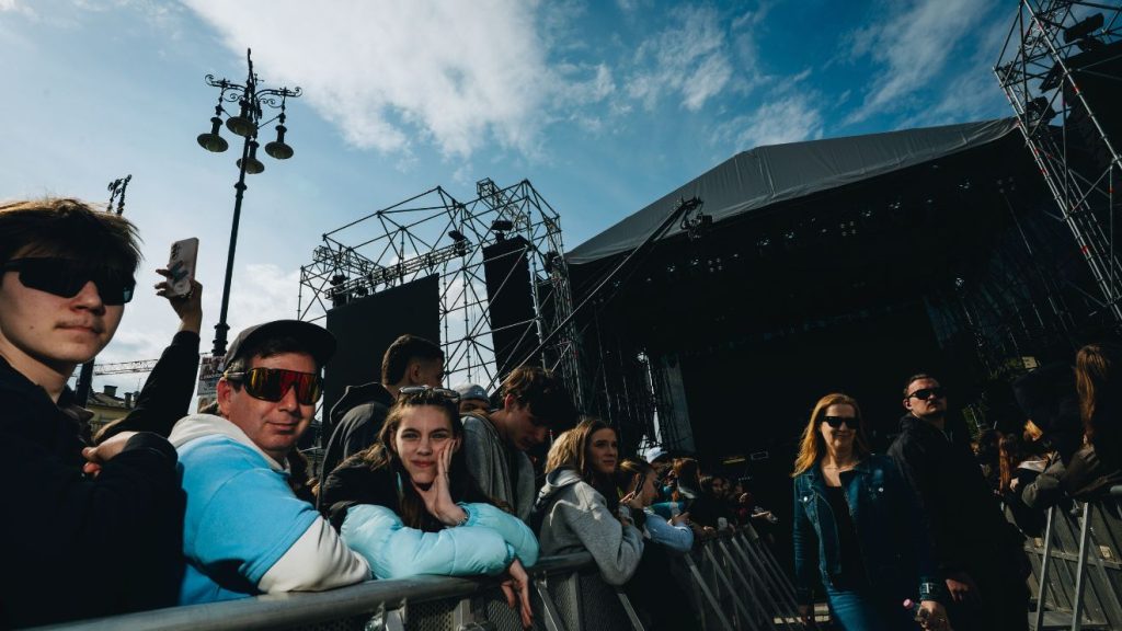 Fél órával a kezdés előtt - Rendszerbontó Nagykoncert