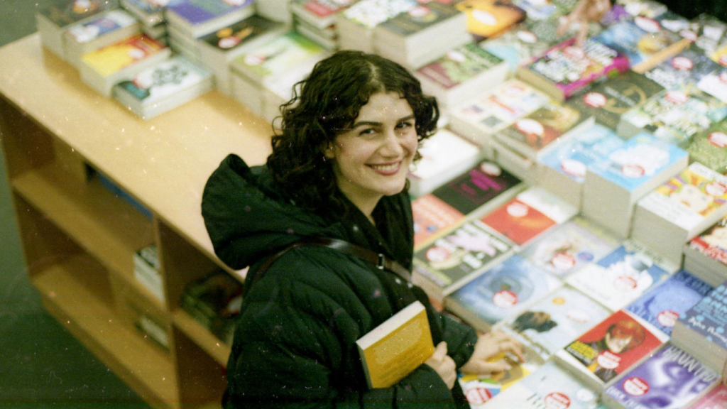 magyar költészet napja, nő könyvesboltban