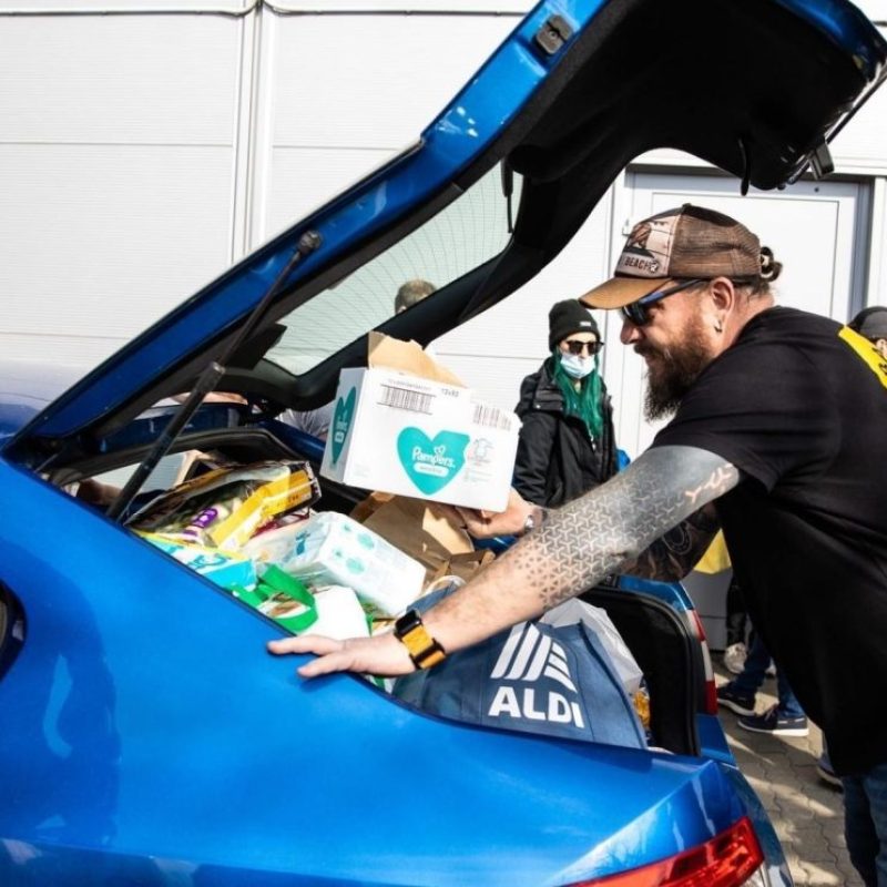 Tóth Ákos az adománygyűjtésen - Foto: Bodnár Patrícia - index.hu