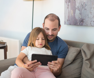 apa és lánya, tablet, minőségi képernyőidő