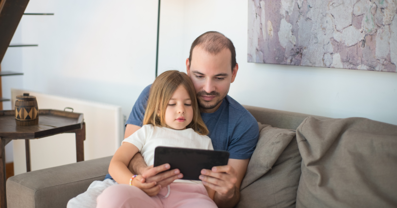 apa és lánya, tablet, minőségi képernyőidő