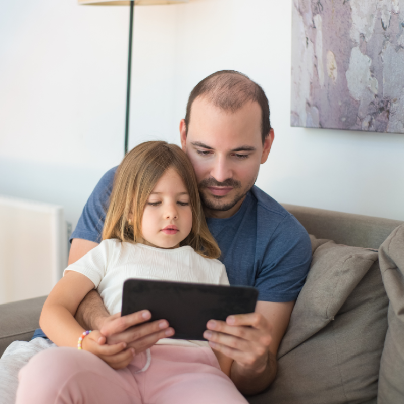 apa és lánya, tablet, minőségi képernyőidő