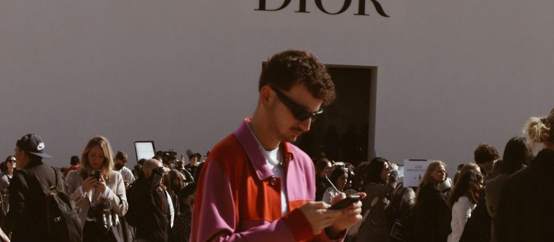 DIOR, fotó, kiállítás, divat, márka Kép forrása Pexels Dior, kiállítás,