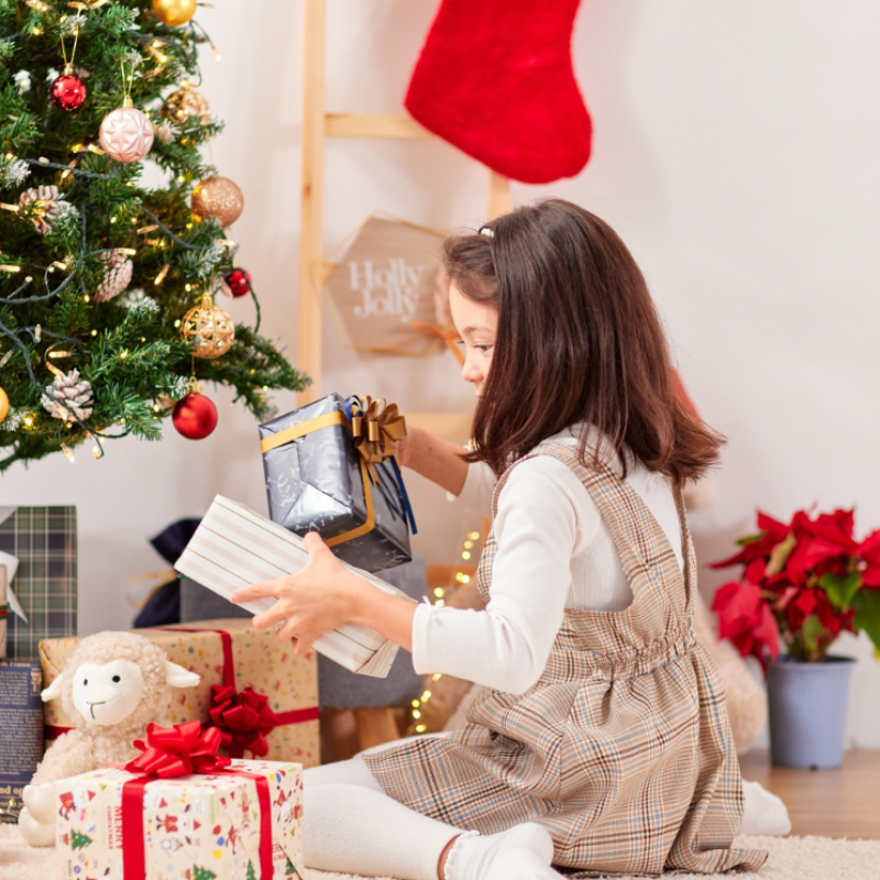 Kislány ajándékokkal