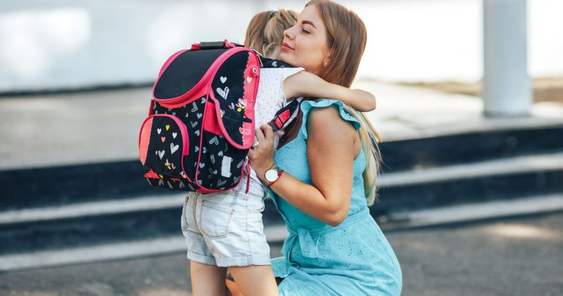 Az iskolakezdés nemcsak a gyerekeknek lehet stresszes. A szorongás mögött félelmek, bizonytalanság és a szülők saját aggodalmai is ott lehetnek.