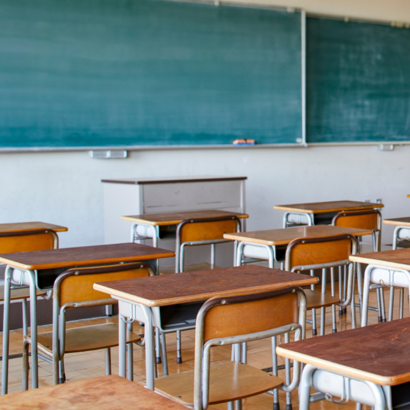 Ibrényban a roma és nem roma gyerekek külön iskolában tanulnak. A szegregáció hosszú távon az oktatási esélyeket és a közösségi kapcsolatokat is érinti.