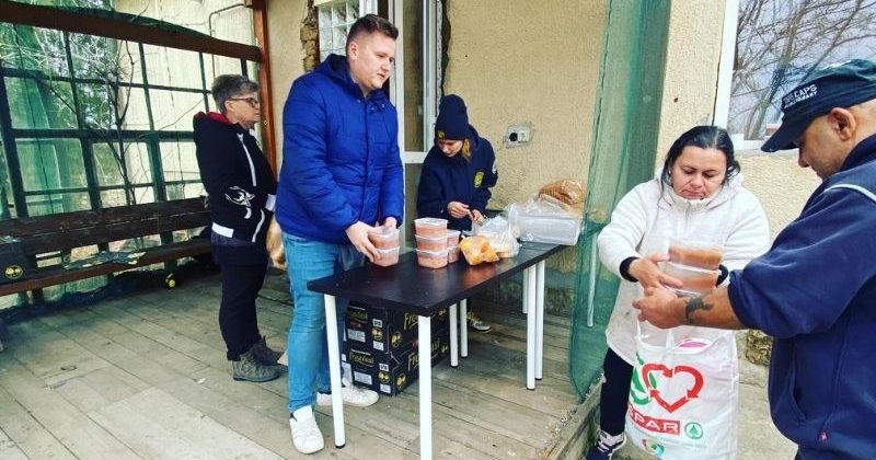 Marczinka Mátyás az Age Of Hope adomány és ételosztó akcióján Bihartordán.