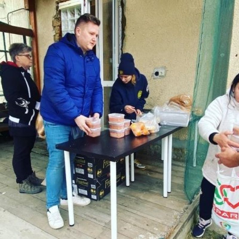 Marczinka Mátyás az Age Of Hope adomány és ételosztó akcióján Bihartordán.
