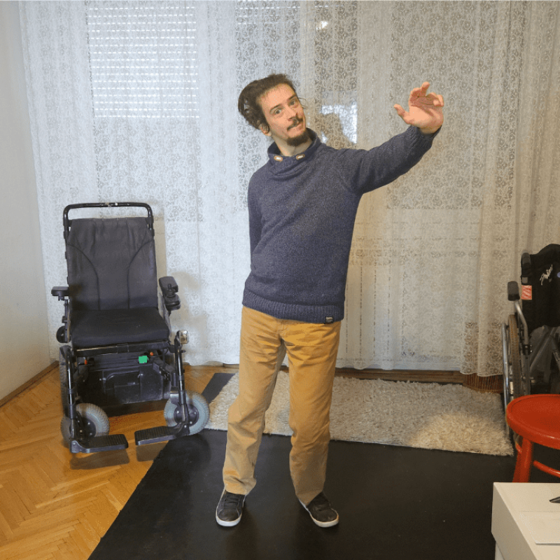 Tóth Károly kerekesszékes előadóművész