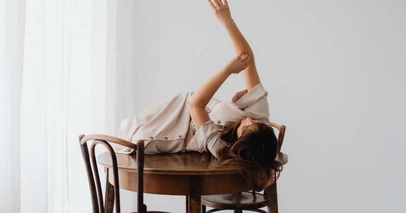 asztalon fekvő nő, svédasztal Kép forrása Canva - Pexals by Karolina Kaboompics