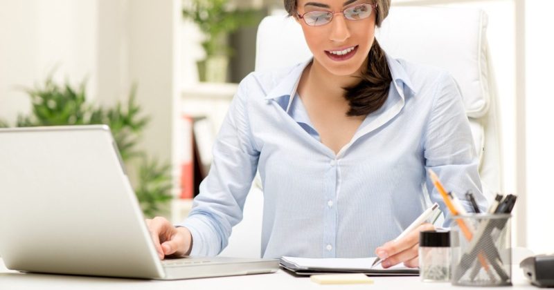 balkezes, iroda, íróasztal, munka, laptop, szemüveges nő Kép forrása Canva - Getty Images by Milan Markovic