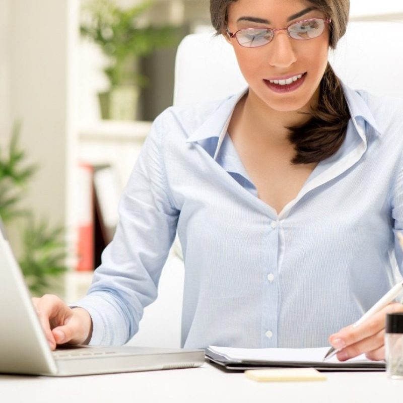 balkezes, iroda, íróasztal, munka, laptop, szemüveges nő Kép forrása Canva - Getty Images by Milan Markovic