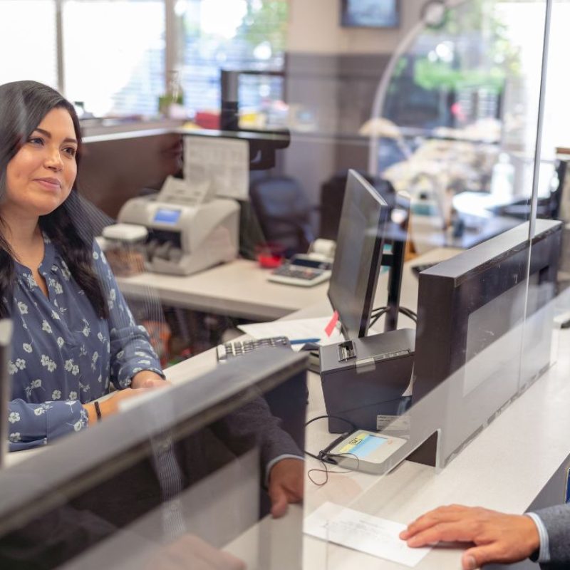 bank, ügyintézés, Kép forrása Canva - Getty Images Signature by Fly View Productions