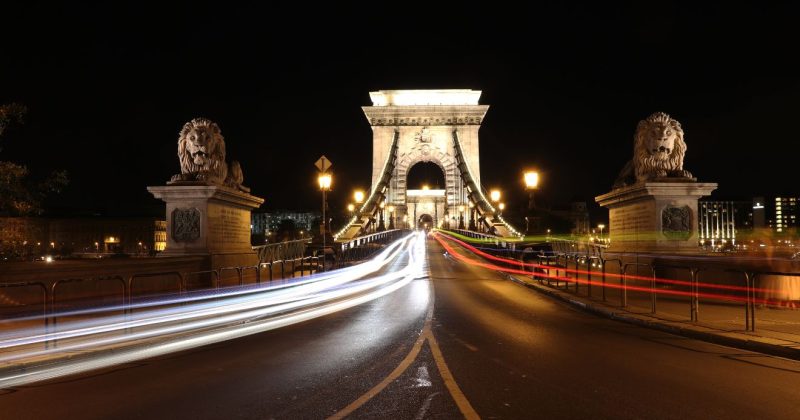budapest, láchíd, forgalom, magyarország, autó, oroszlán, híd Kép forrása Canva - Getty Images by Stewenw