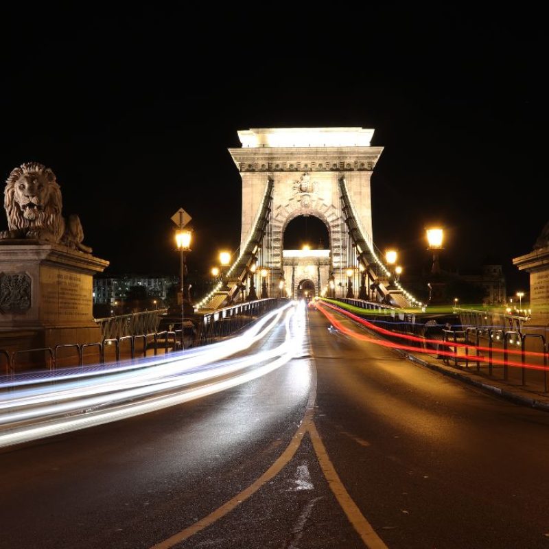 budapest, láchíd, forgalom, magyarország, autó, oroszlán, híd Kép forrása Canva - Getty Images by Stewenw