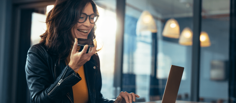 telefon, nő, beszélgetés, vállalkozó, laptop, iroda, munka | kép forrása: Canva - Jacob Lund