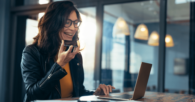 telefon, nő, beszélgetés, vállalkozó, laptop, iroda, munka | kép forrása: Canva - Jacob Lund