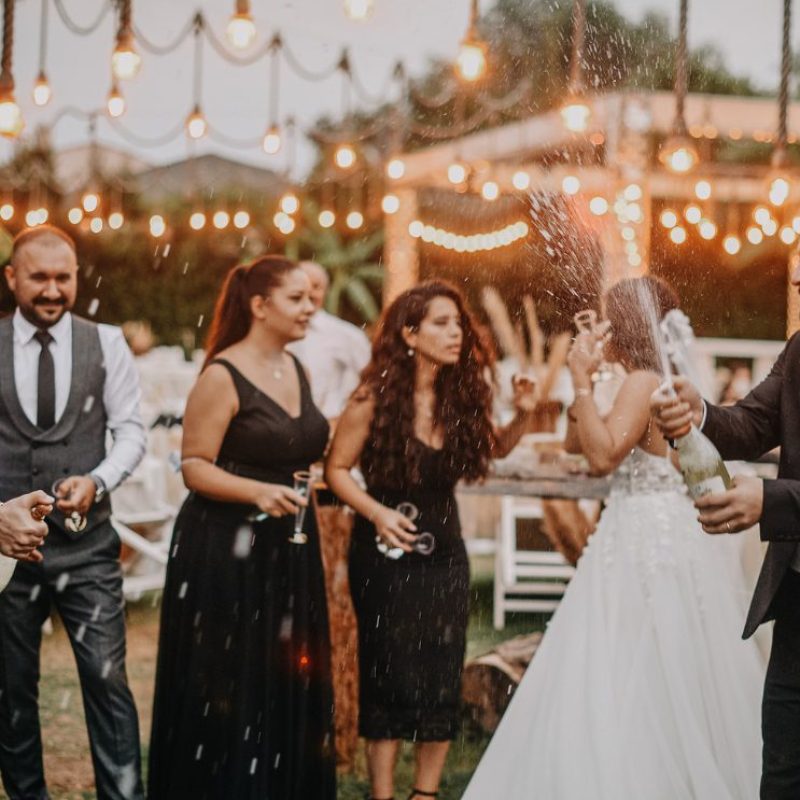 esküvő, pezsgő, nyár, Kép forrása Canva - Pexels by Soner Görkem