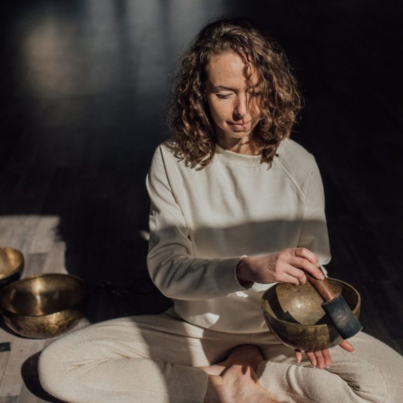 hangtál, spiritualitás, nő, meditáció Kép forrása Canva - Pexels by Arina Krasnikova