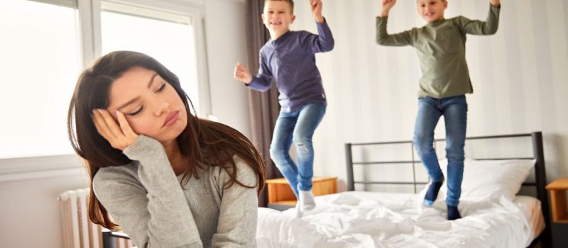 hiperaktivitás, ADHD, gyerek, ágy ugrálás, szoba, anya, szülő Forrás Canva @milanradulovicsimages hiperaktivitás, ADHD, gyerek,