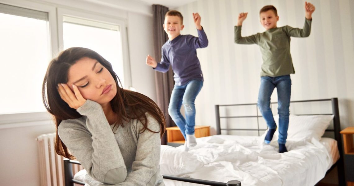 hiperaktivitás, ADHD, gyerek, ágy ugrálás, szoba, anya, szülő Forrás Canva @milanradulovicsimages hiperaktivitás, ADHD, gyerek,