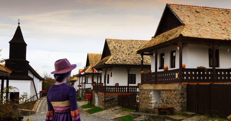 hollókó, városi nő, vidék, falu, tanya, templom, magyar Kép forrása Canva by Getty Images