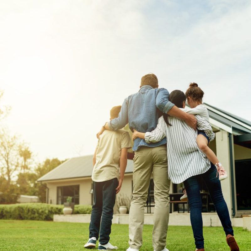 ingatlan, ház, család, lakáseladás, Kép forrása Canva - Getty Images Signature Mikolette