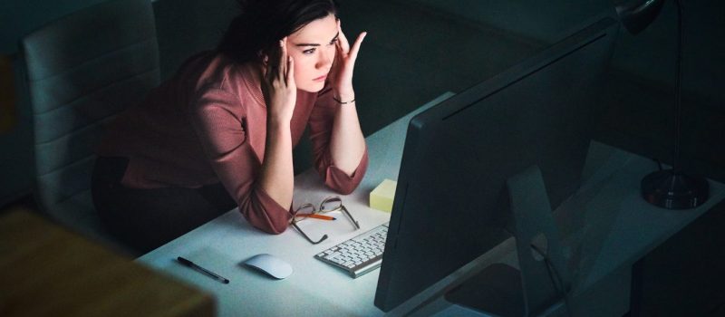 irodai stressz, munka, monitor, nő Forrás Canva @gettysignatue irodai stressz