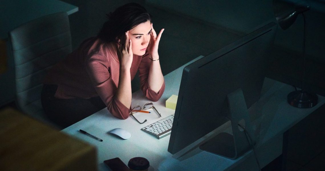 irodai stressz, munka, monitor, nő Forrás Canva @gettysignatue irodai stressz