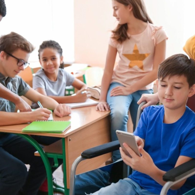 telefonok nélkül az iskolapadban