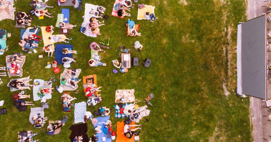 kertmozi, jótékonyság, kecskemét