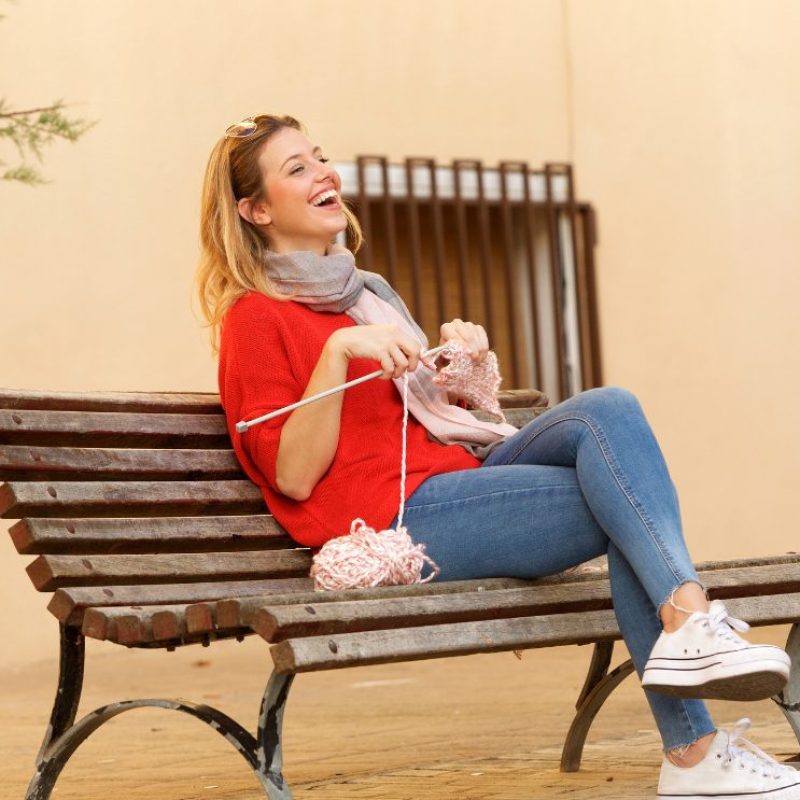 kötés, pad, nevetés Kép forrása Canva by mimagephotography