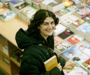 magyar költészet napja, nő könyvesboltban