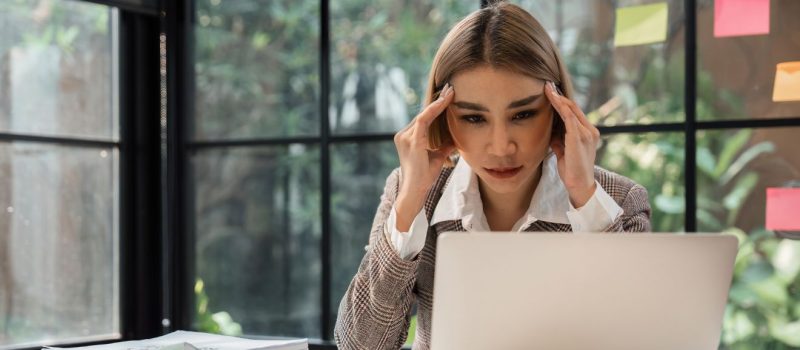munka, laptop, ideges, nő, laptop Kép forrása Canva - Natee Meepian's Images