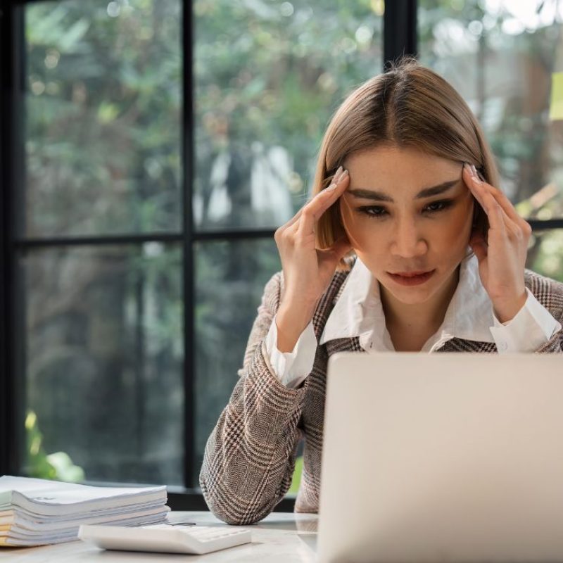 munka, laptop, ideges, nő, laptop Kép forrása Canva - Natee Meepian's Images