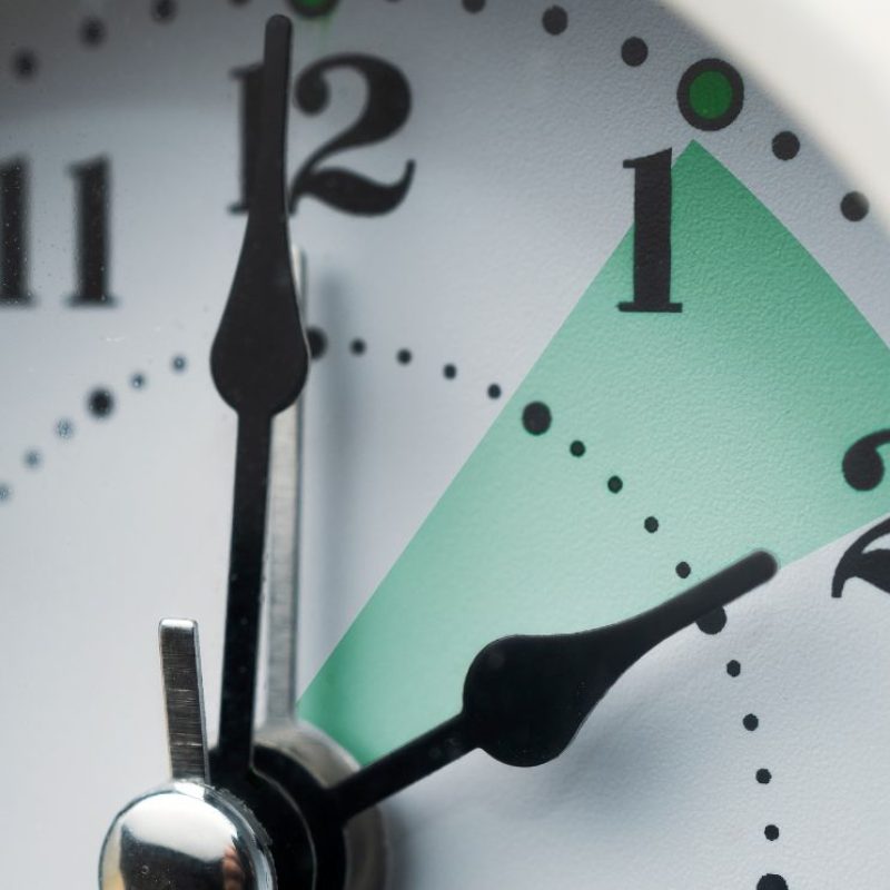 óraátállítás, 1-2, óra Forrás Canva @cristianstorto