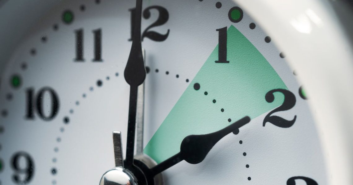 óraátállítás, 1-2, óra Forrás Canva @cristianstorto