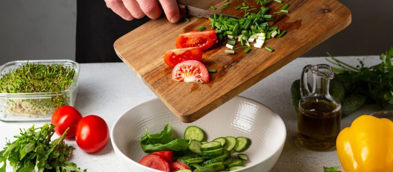 paradicsom, hagyma, konyha, nyers, vegán, paprika, rukkola - kép forrása Canva - Getty Images by Olha_Afanasieva