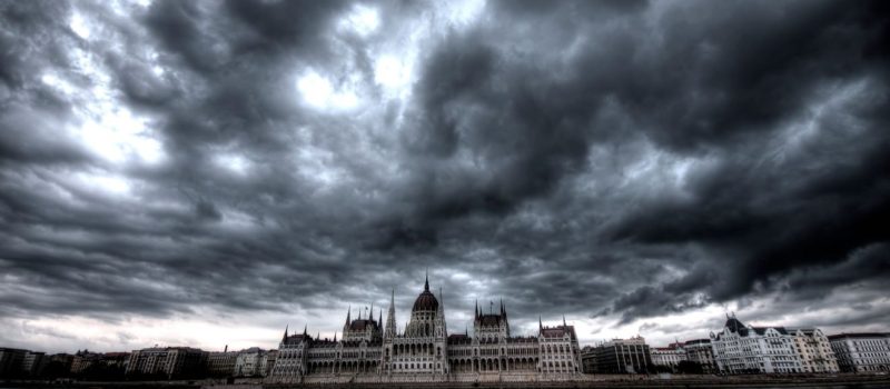 parlament, Budapest, Kossuth tér, vihar, felhő Forrás Getty Images @LIstvan néma demonstráció, MKKP, parlament, vihar