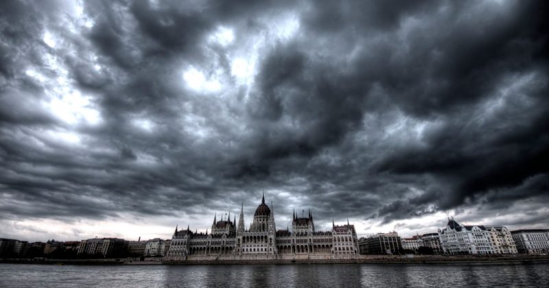 néma demonstráció, MKKP, parlament, vihar