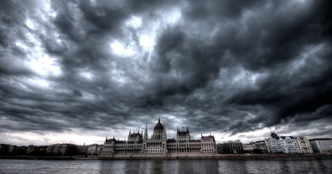 néma demonstráció, MKKP, parlament, vihar