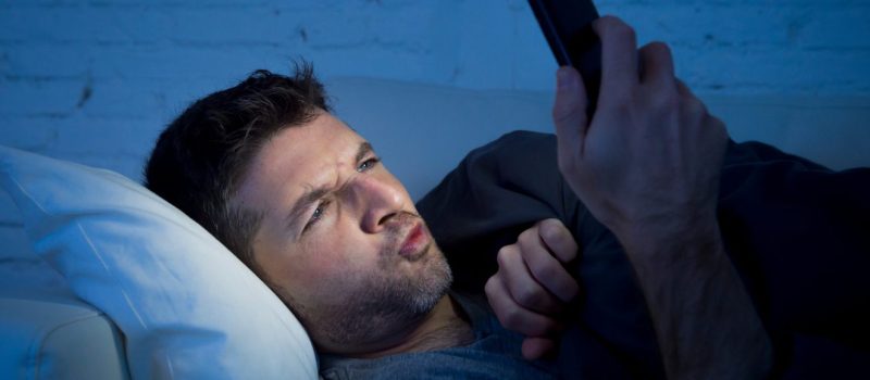 pornó, férfi, ágy, fekszik, telefon forrás Canva – Getty Images @OcusFocus életkor ellenőrzési folyamat