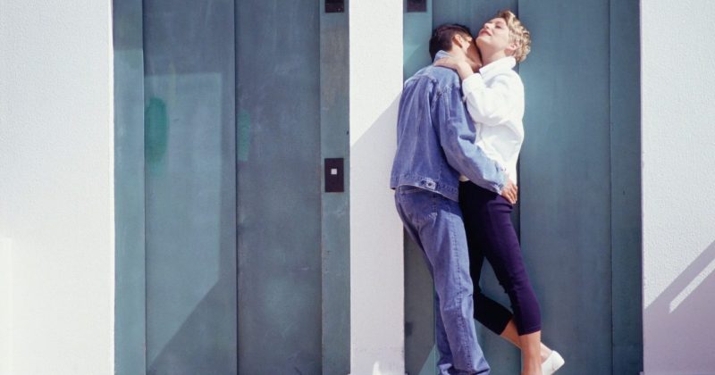 szenvedély, csók, ölelés, kapcsolat, hetero, lift, szőke, szex Kép forrása Canva - Photo Images by David De Lossy