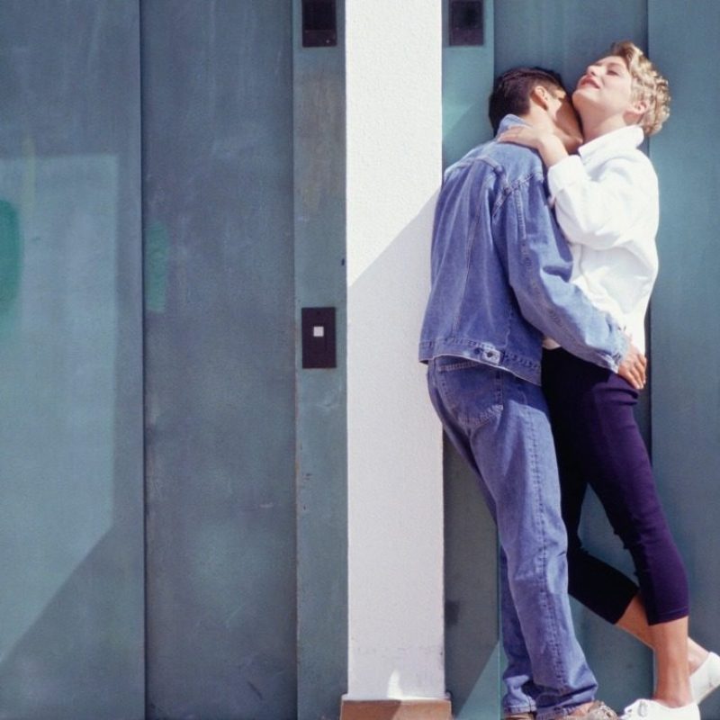 szenvedély, csók, ölelés, kapcsolat, hetero, lift, szőke, szex Kép forrása Canva - Photo Images by David De Lossy