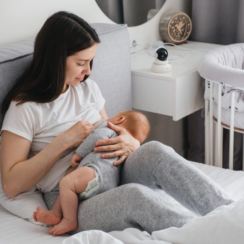 szoptatás, anyatej, anya, kisbaba, család, Kép forrása Canva by nina_gili