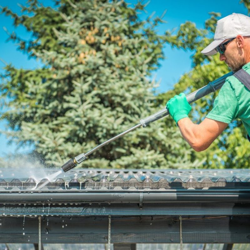 tető, előtte-utána, takarítás, tavasz, udvar Kép forrása Canva by Welcomia